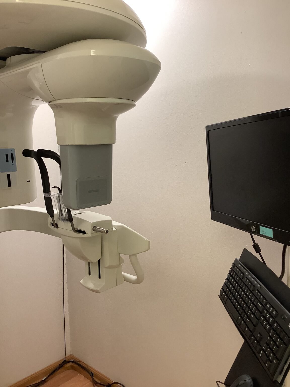 Xray machine in the office of Dr David Newsham Dental Implant expert in Rialto